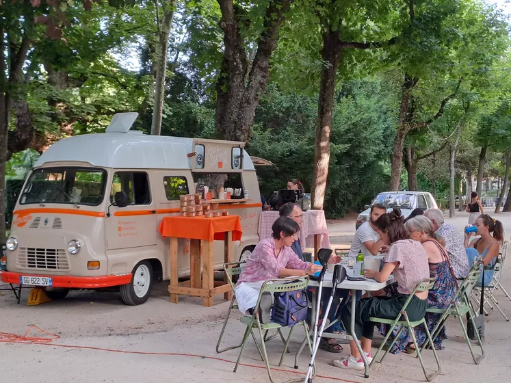 13 stands de produits fermiers avec ou sans dégustation étaient installées dans une allée du Jardin Henri Vinay au Puy.