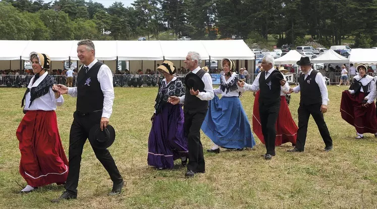 Un groupe foklorique anime la journée par des danses traditionnelles