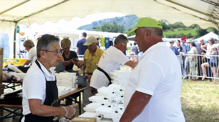 Les bénévoles s'activent pour préparer le repas 100 % local du midi