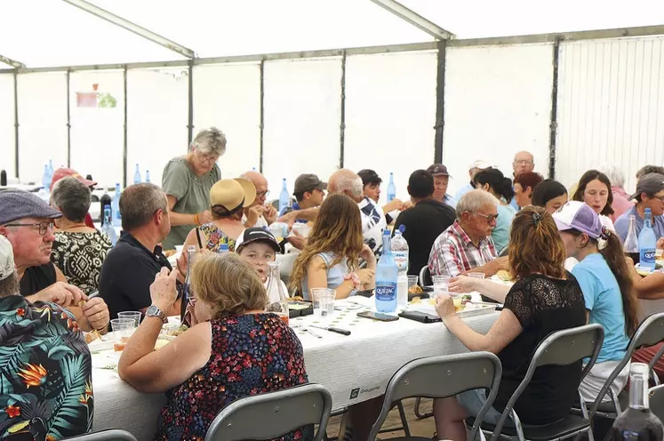 L'affluence pour déguster le repas 100 % local se retrouve d'année en année