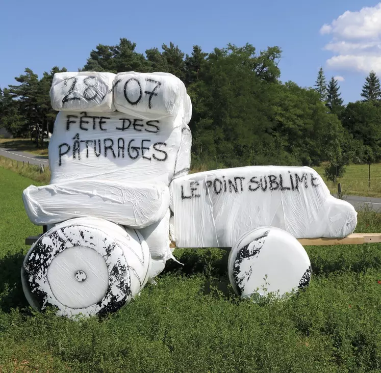 À l'entrée de la fête des pâturages, l'accueil par un tracteur construit avec des bottes