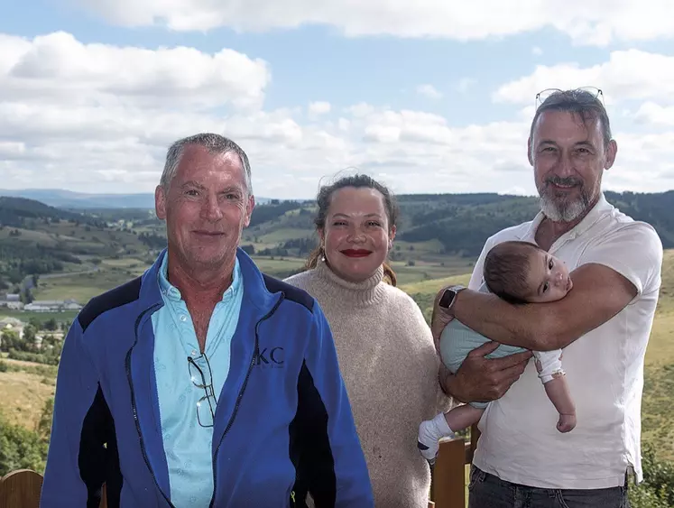 Gilles Richard, le chef du restaurant, Manon Richard, Raynald Leroux et leur fils Aslan.