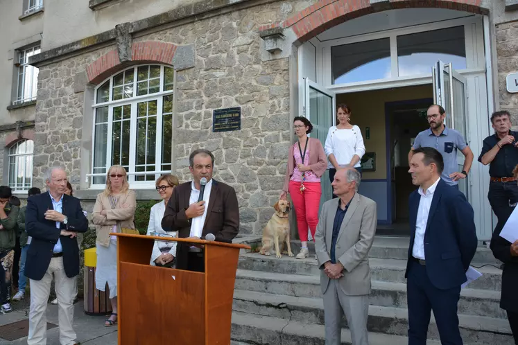 discours d'Olivier Tourand à un pupitre