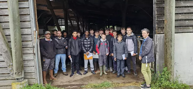 Un groupe de lycéens à l'entrée d'un bâtiment d'élevage