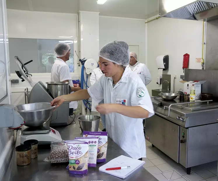 Dans l'atelier agroalimentaire, en plein essai culinaire