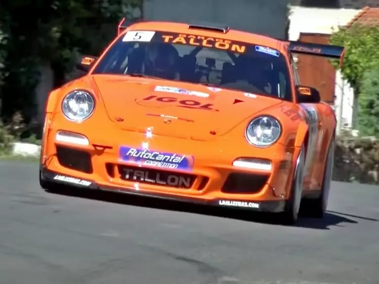 Porsche 930 de couleur orange sur un rallye