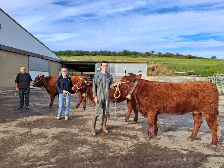 Jean-Pierre, Jacqueline et Thibault Roberton présentent les 3 génisses de leur élevage, inscrites au National Salers : Titane, Scarlette et Sagesse.