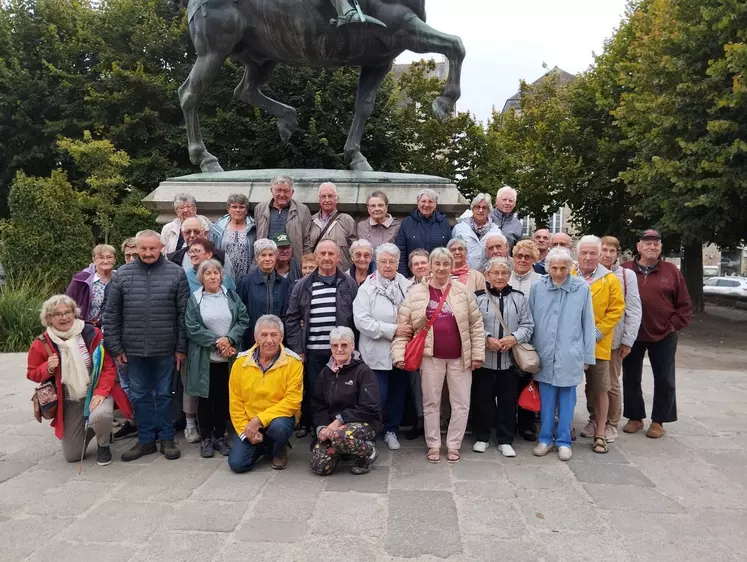 Photo de groupe de personnes âgées sur un site touristique.