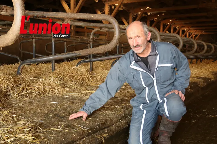 Un homme montre le matelas au sol 