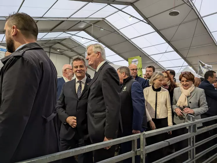 Michel Barnier parmi les représentants agricoles