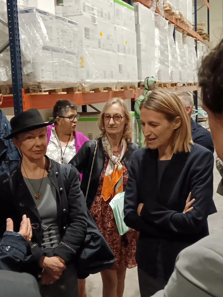 4 femmes en visite dans un entrepôt dont Pascale Trimbach, préfet et Astrid Panosyan Bouvet ministre.