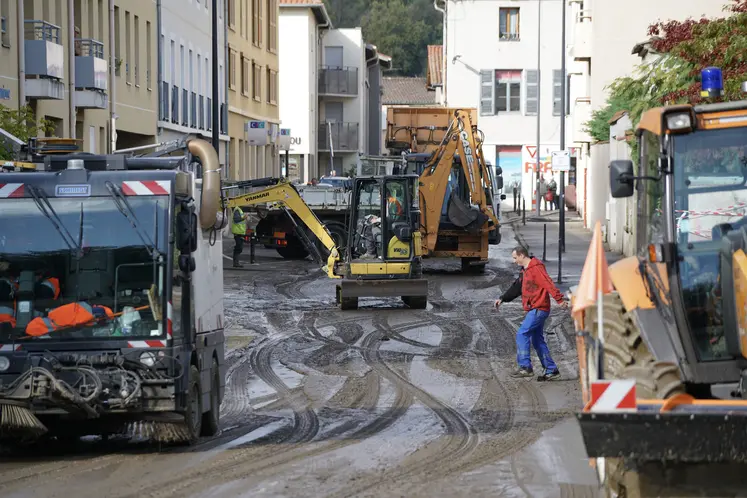 Engins de travaux dans une rue
