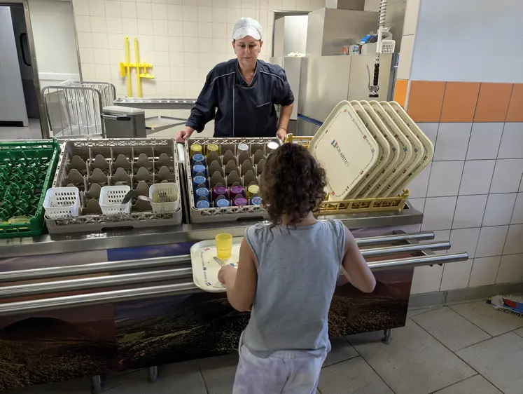 enfant cantine scolaire