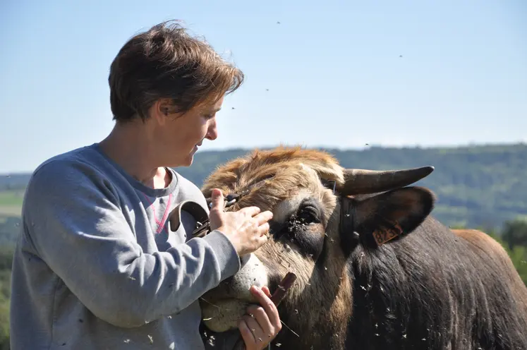 Femme avec vache de race aubrac.