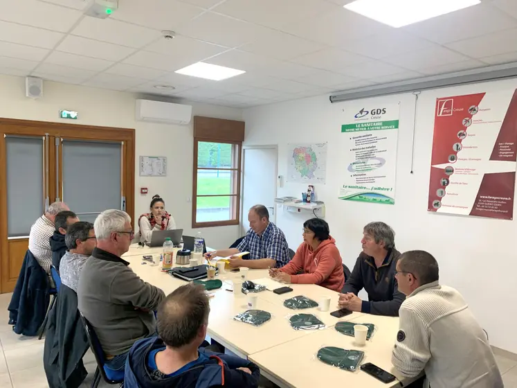 Groupe de gens en réunion autour d'une table