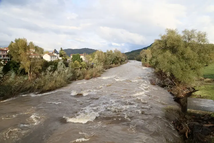 Cours d'eau en crue intense