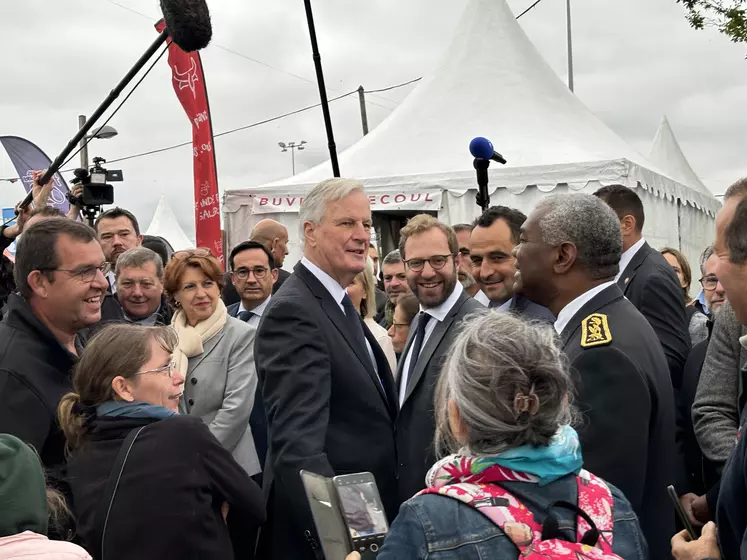 Michel Barnier au milieu de la foule du Sommet de l'Elevage.