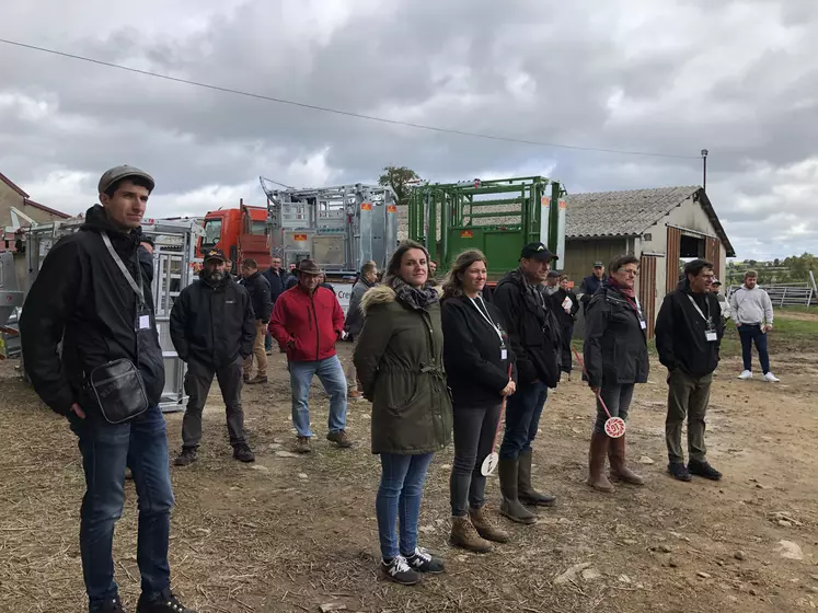 agriculteurs scrutant une démonstration de matériel