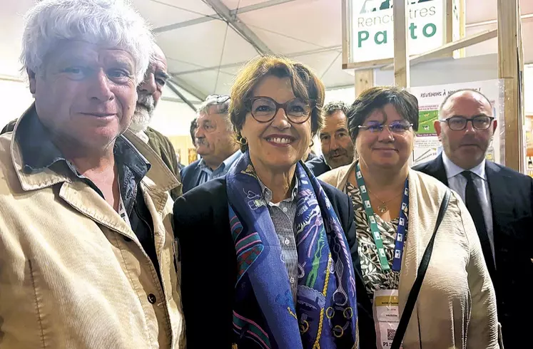Annie Genevard, ministre de l'agriculture, s'est rendue au Sommet de l'élevage jeudi, et a pu échanger avec Christine Valentin, présidente de la chambre d'agriculture Lozère