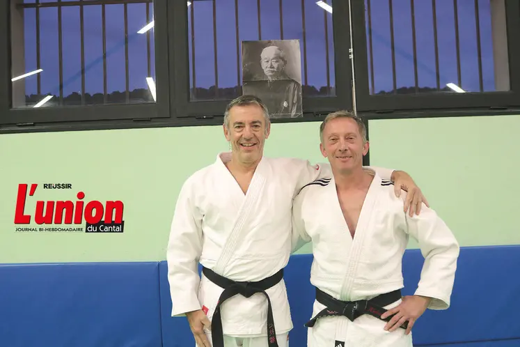 deux judokas en judoki au dojo