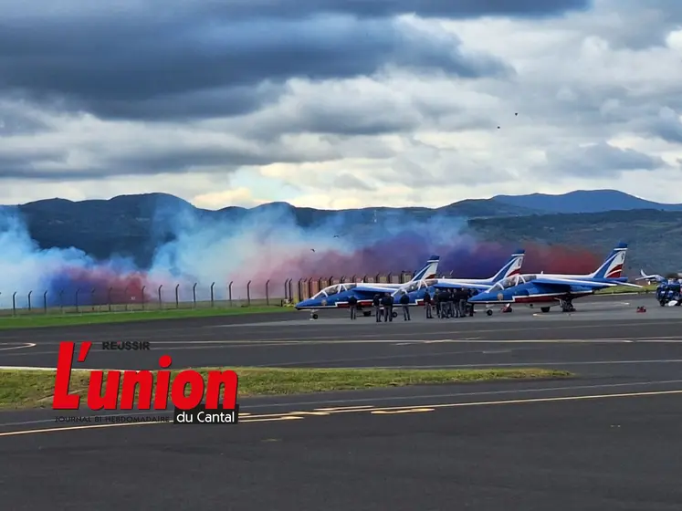 Les avions dans un panache de fumée tricolore