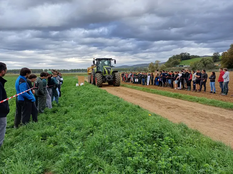 Deux systèmes de freinage ont été mis à l'épreuve : les double ligne hydraulique et pneumatique sur des ensembles "tracteurs-remorques" de même poids total roulant.