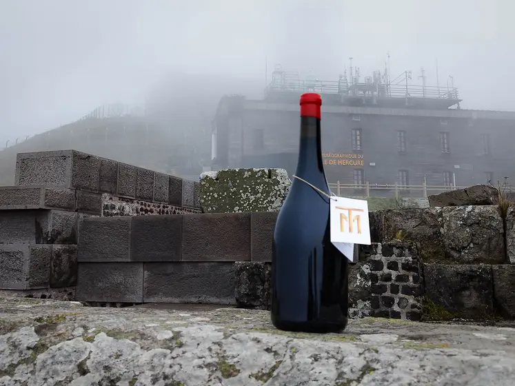 magnum de volcan sur le puy de Dôme dans le brouillard