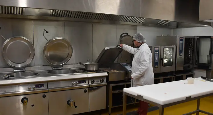 Cuisine collective tout en inox.
