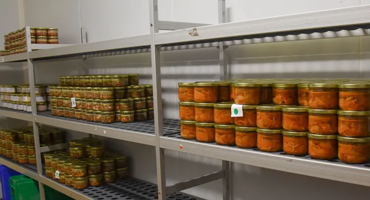 Des étagères métalliques avec des bocaux de plats préparés.