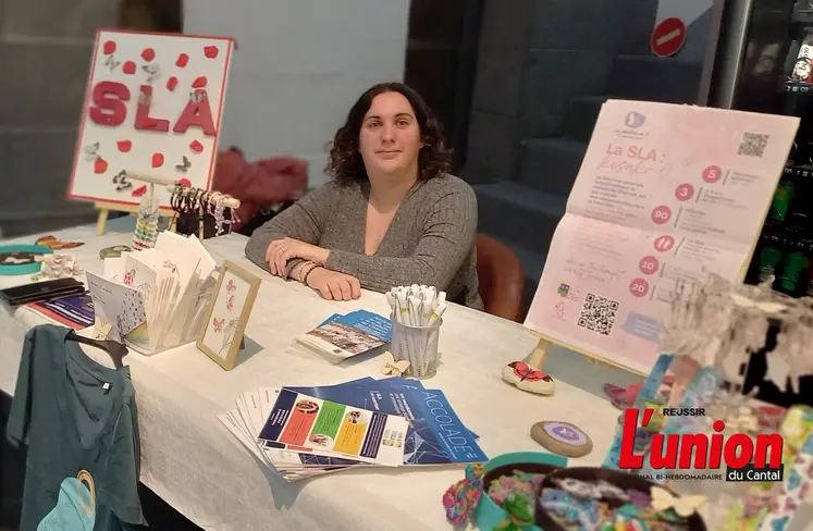 Jeune femme tenant un stand au profit de la recherche contre la maladie de Charcot