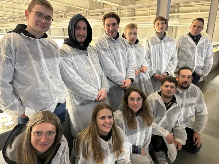 Groupe de jeunes gens en visite à Rungis, revêtus de blouse de protection