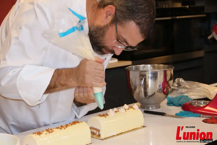 Pâtissier réalisant une bûche de Noël