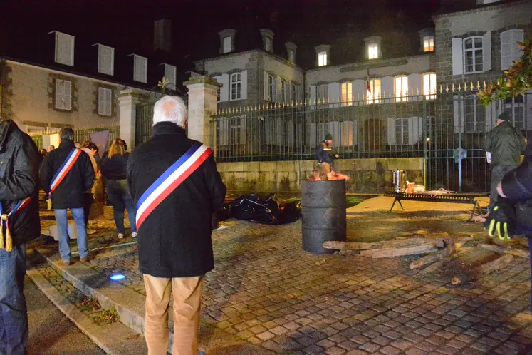 Maire de dos parmi les manifestants devant la préfecture à Guéret