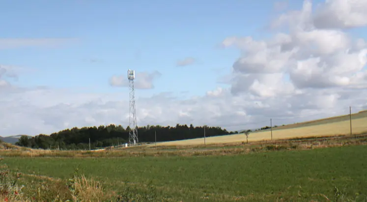 Paysages des antennes relais, installations électriques et éoliennes.