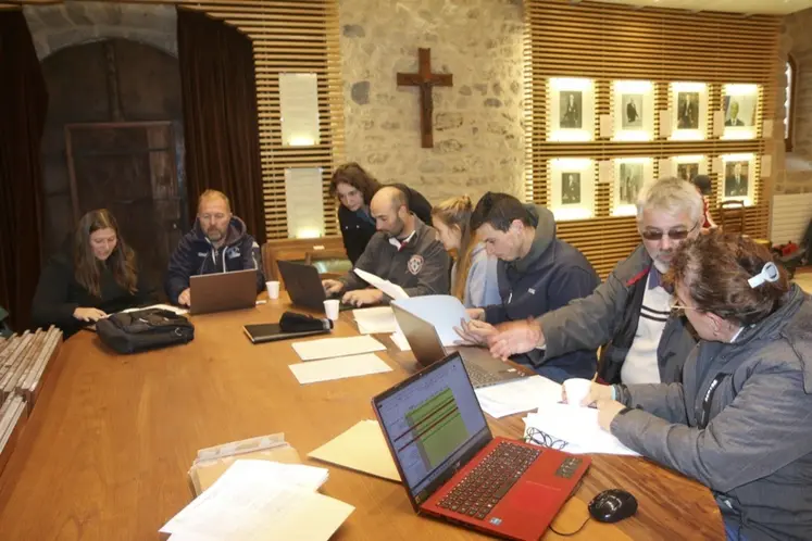 Les points sont comptés par le jury avant l'annonce du palmarès dans la salle de la mairie du Malzieu-Ville