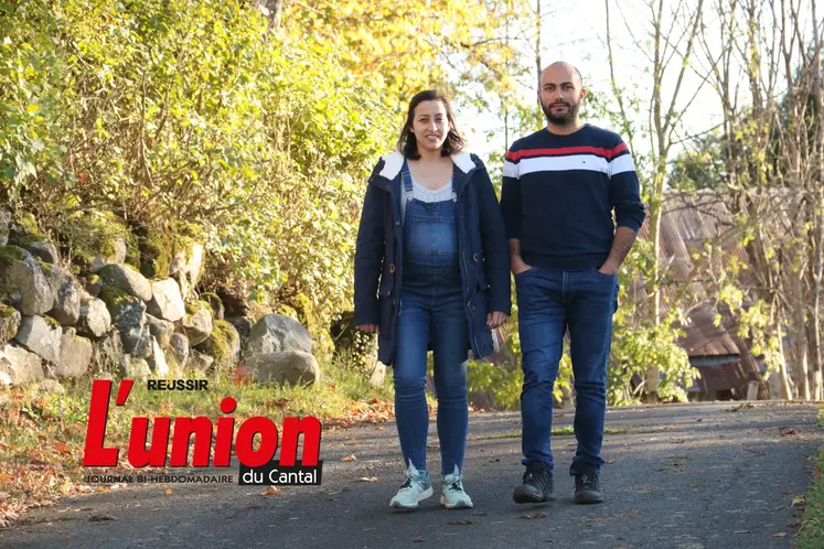 Une femme et un homme marchent