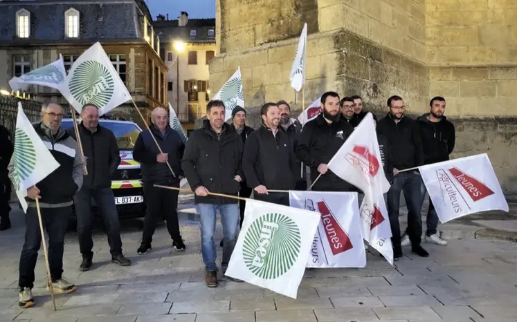 La FDSEA et les JA de Lozère manifestent devant la préfecture