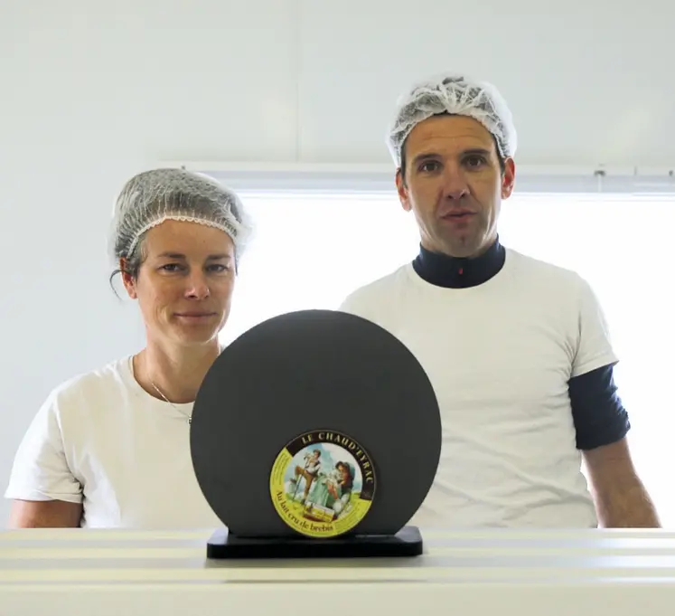 Mylène et Olivier Poveda, avec l'étiquette de leur Chaud'eyrac, médaillé d'or au premier championnat de France de fromages au lait cru