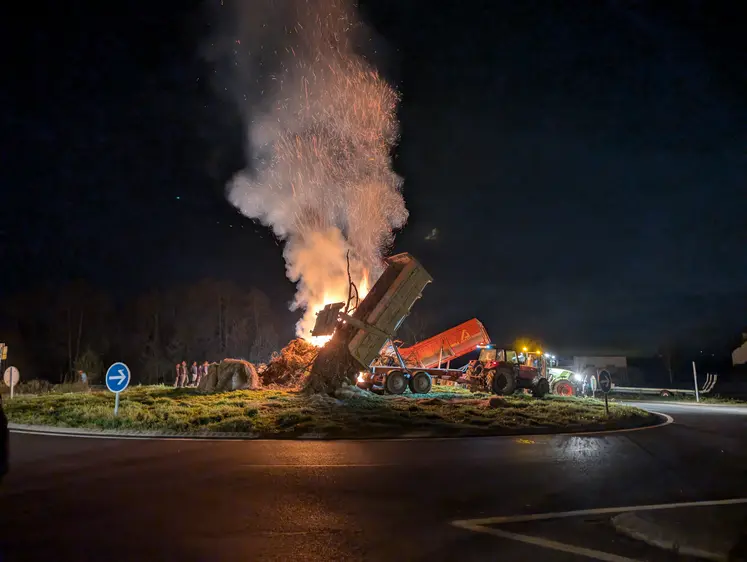 Un feu au milieu d'un rond-point la nuit