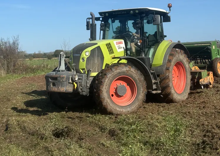 Un tracteur sur une parcelle agricole