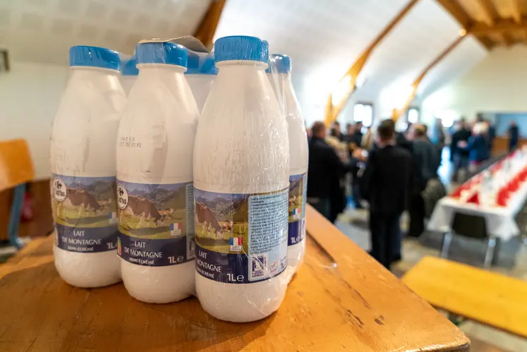 Un pac de 6 bouteilles de lait de montagne posé sur une table.