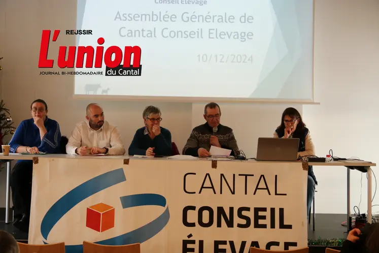 Des personnes a une table
