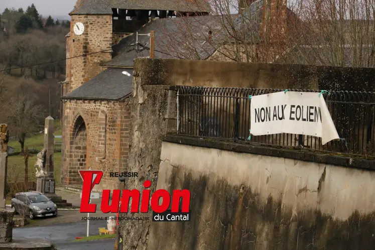 Le village de Cézens avec une banderole blanche