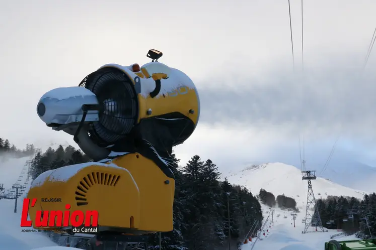 Un canon à neige jaune 