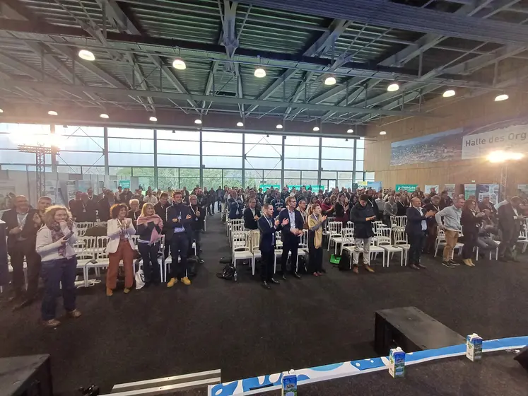 Ovation de la salle pour une organisation sans faille de ces 4e Assises de la FNPL de la part de la section lait de la FDSEA et du groupe lait JA de Haute-Loire.