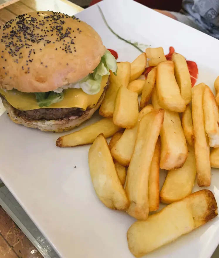 burger avec des frites.