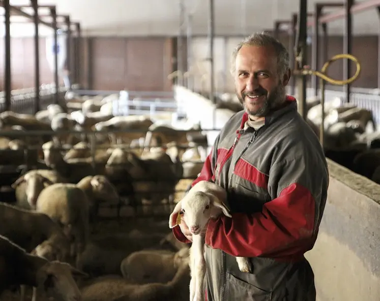 Alexandre Mirman dans sa bergerie