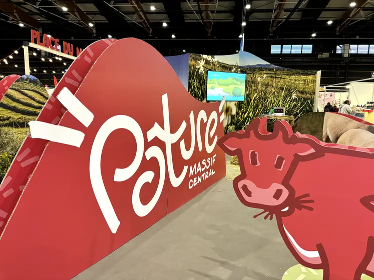 Pancarte pâture rouge avec une vache, dans un salon.