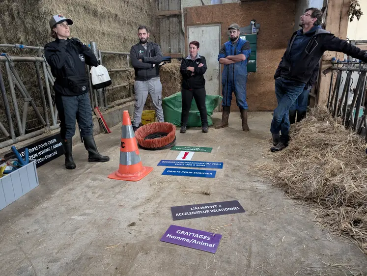 pauline garcia formatrice et éthologue donne une formation sur le bien-être animal dans un élevage du Puy-de-Dôme