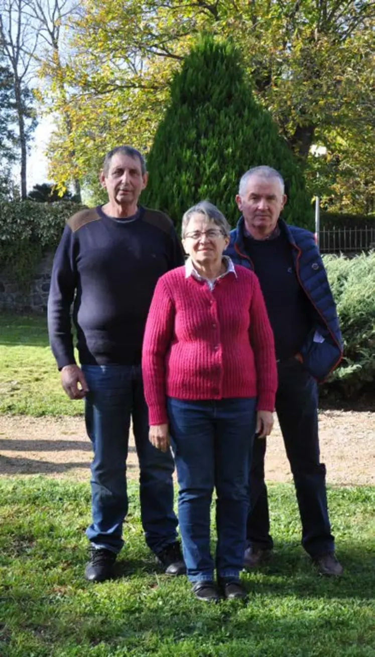 trois personnes dans un jardin